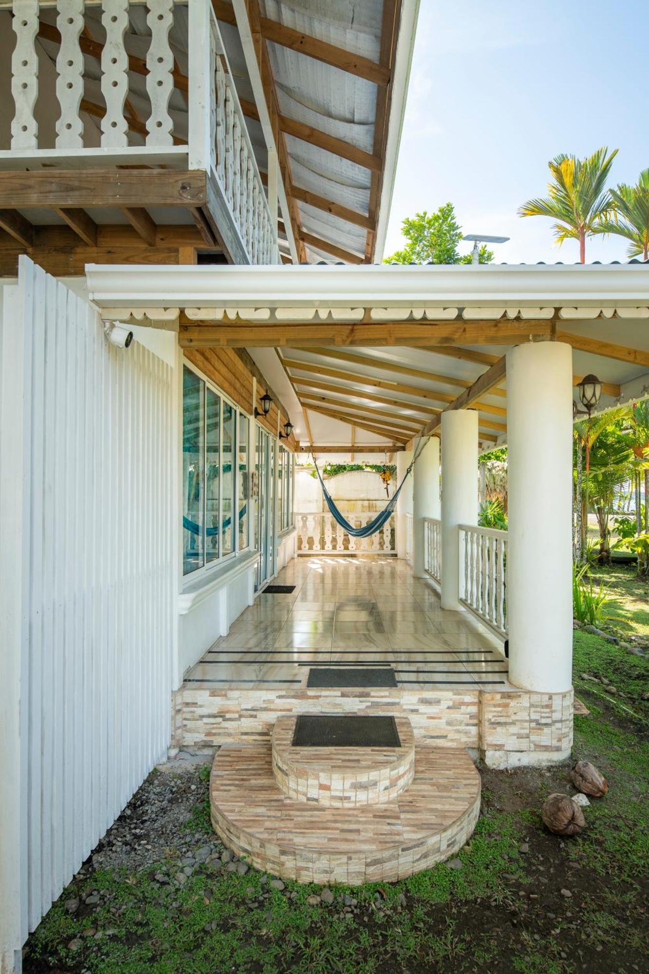 Casa Blanca Beachfront House With Shared Pool Access Pangea Lodge Manzanillo  Exteriér fotografie